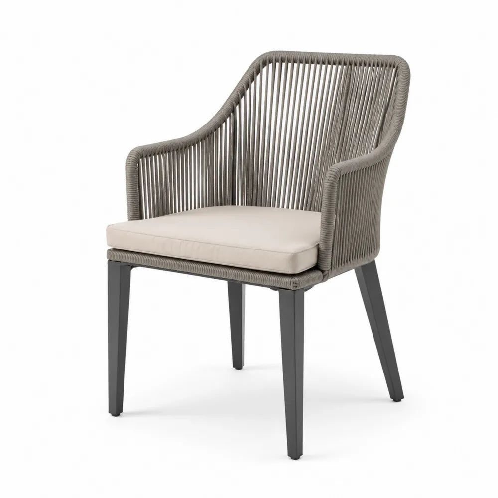 Chaise de jardin avec accoudoirs en corde tressée et coussin beige structure métallique